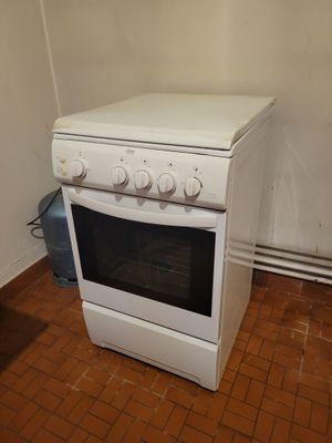 un poêle blanc dans un coin de la pièce
