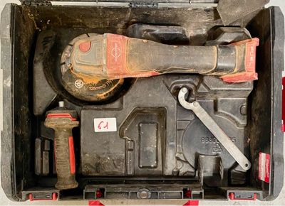 une boîte à outils avec des outils sur une table
