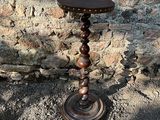 une petite table avec un plateau en bois posée à même le sol