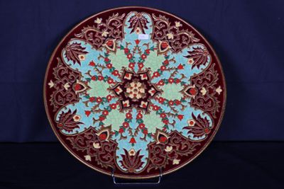 une assiette décorative ornée d'un motif floral