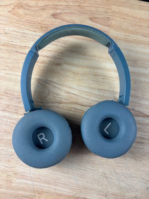 un casque posé sur une table en bois