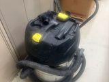 un aspirateur posé par terre