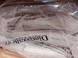 une banane emballée dans du plastique et posée sur une table