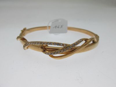 Gros plan sur un bracelet en or orné de diamants