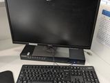 une photo d'un bureau d'ordinateur avec un clavier et une souris