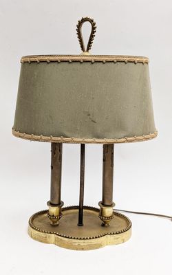 une lampe posée sur une table et munie d'un abat-jour