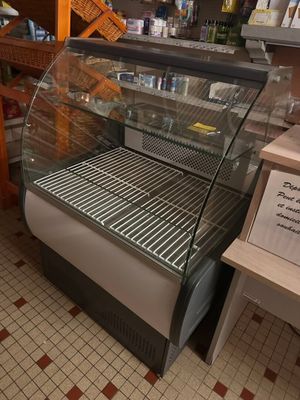une vitrine en verre comportant une grille à l'intérieur