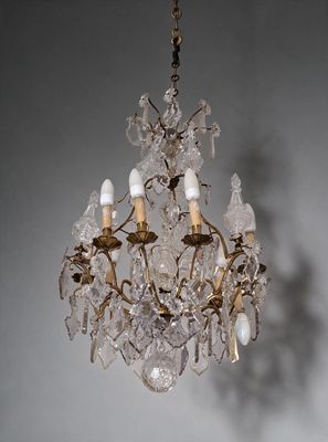 un lustre suspendu au plafond d'une pièce