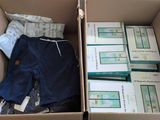 une boîte remplie de vêtements et un short
