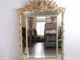 un miroir posé sur le sol devant un mur