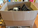 une boîte en carton contenant un micro-ondes, dans un magasin