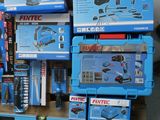de nombreux types d'outils différents sur un chariot