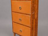 une vieille commode en bois avec trois tiroirs de chaque côté