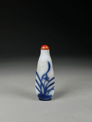 une fiole à tabac en verre bleu et blanc ornée d'un motif floral