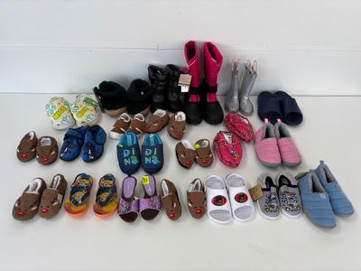 de nombreuses paires de chaussures qui traînent par terre