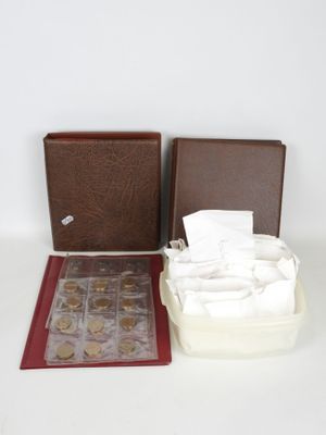 une boîte de pièces de monnaie et une boîte de mouchoirs posées sur une table