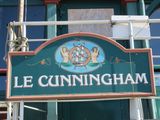 une enseigne indiquant « Le Cunninghamham » sur le côté d'un immeuble
