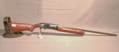 un vieux fusil avec une poignée et un canon en bois
