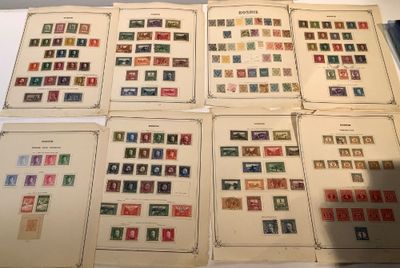 de nombreux types de timbres différents sur les pages d'un livre