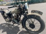 une vieille moto garée sur le parking