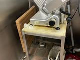 un appareil posé sur un chariot dans une cuisine