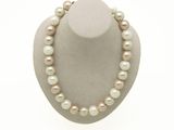 collier de perles présenté sur un mannequin devant un fond blanc