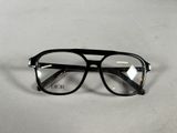 une paire de lunettes posée sur une surface blanche