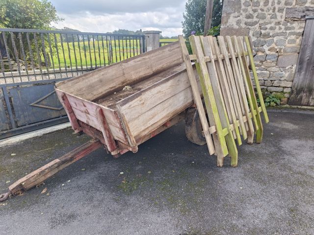 Remorque agricole ancienne avec deux échelles. Vendu sur désignat...