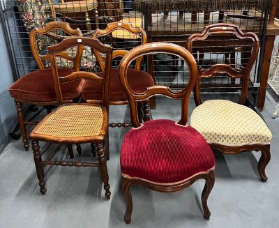 quatre chaises qui sont assises ensemble dans une pièce