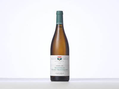 la bouteille de vin blanc est posée sur la table