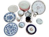 beaucoup d'assiettes et de bols sur la table