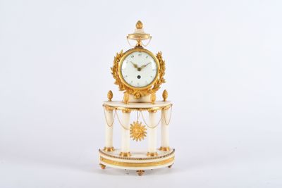 PENDULE demi lune en marbre et bronze à quatre colonnes surm…