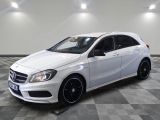 la classe b de la mercedes est garée sur un sol en damier