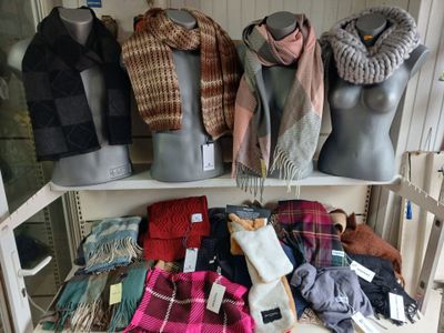 de nombreuses écharpes exposées dans un magasin
