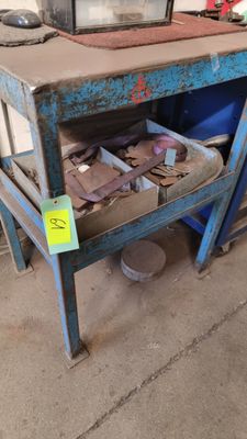 un établi bleu sur lequel sont posés de nombreux outils