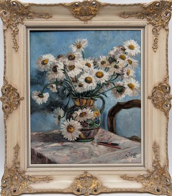 tableau représentant des fleurs dans un vase posé sur une table avec une chaise