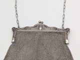 un sac à main ancien en maille d'argent, muni d'une chaîne et d'un fermoir