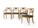 trois chaises en bois avec des coussins bleus sur fond blanc