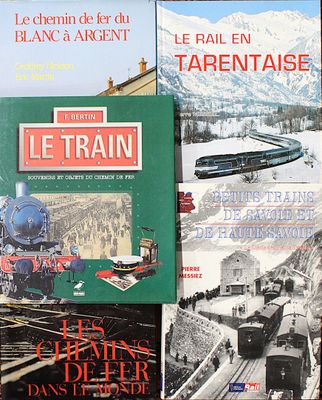 plusieurs livres sont empilés sur une table
