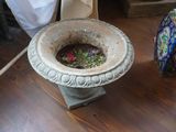 un vase rempli de fleurs posé sur un parquet