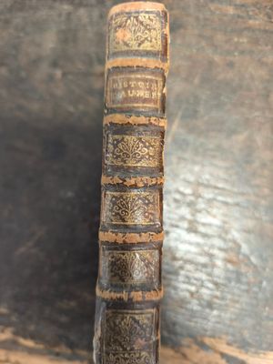 un vieux livre posé sur une table en bois