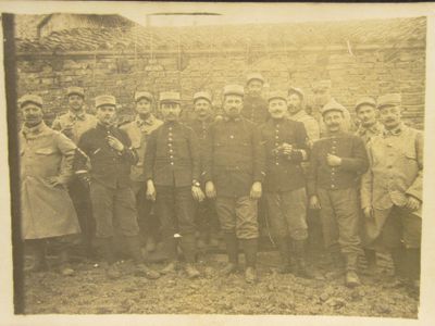 photo d'un groupe d'hommes en uniforme militaire posant pour une photo