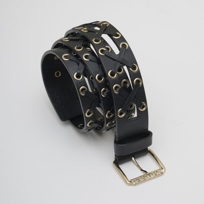 une ceinture en cuir noir avec des boucles dorées sur fond blanc