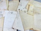 une pile de vieux papiers posée sur une table