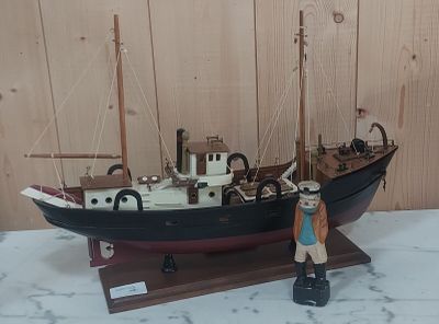 une petite maquette de bateau exposée sur une table