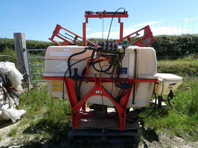 an image of a machine that is sitting in the grass