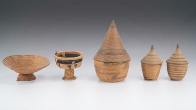 plusieurs œuvres d'art posées sur une table