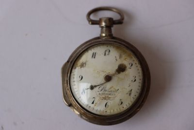 une vieille montre de poche ornée de chiffres romains