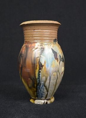 un vase posé sur une surface noire