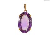 un gros plan d'un pendentif en pierre violette sur fond blanc